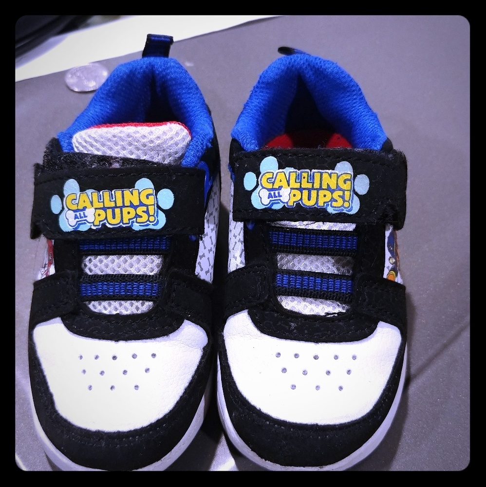 Paw patrol light up sneaker! Good condition!